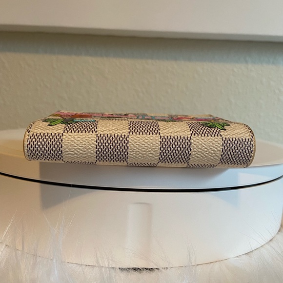 LV Ltd. Ed. Vivienne 2021 Holiday Victorine Wallet - Picture 9 of 16